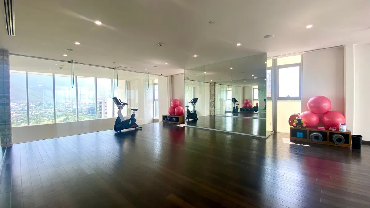 Gimnasio y salon de yoga con vista panoramica