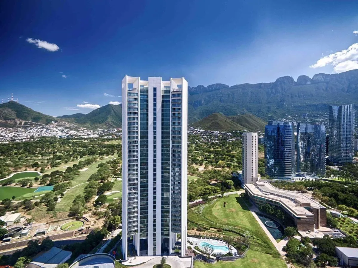 Torre Saqqara frente al Club Campestre y la Sierra Madre