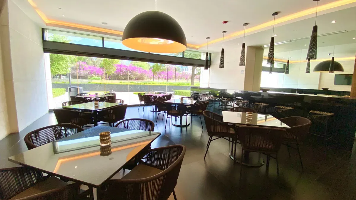 Sports bar y area social de amenidades en Torre Saqqara